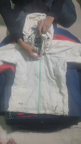 Authentic north face windbreaker please exact prod..