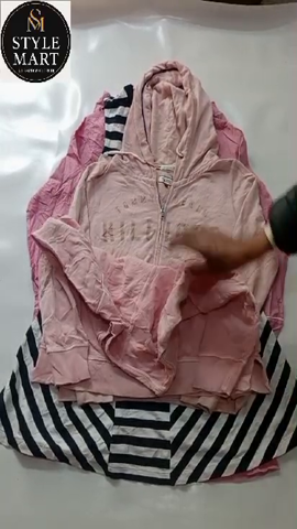 Je cherche : salut, je cherche des hauts pour femm..