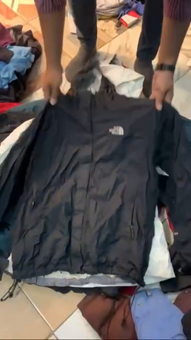 Authentic north face windbreaker please exact prod..