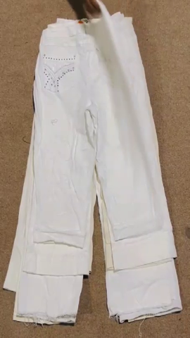 Low waisted bootcut jeans with details and cool po..