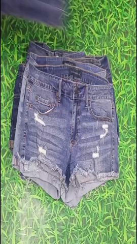 Auf der Suche nach Vintage-Minishorts, Mini-Röcken..